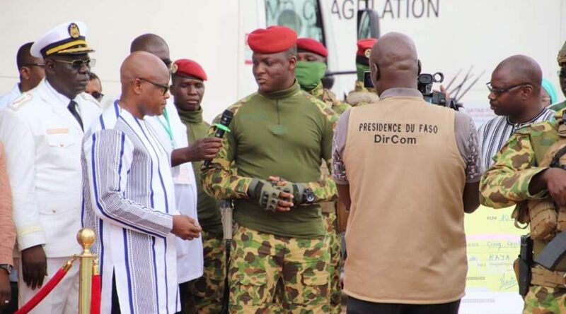 Burkina: Le Président du Faso offre des équipements sanitaires d’une valeur de 14 milliards de F CFA aux formations sanitaires