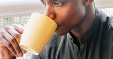 Boire son urine : une pratique à risque selon les experts